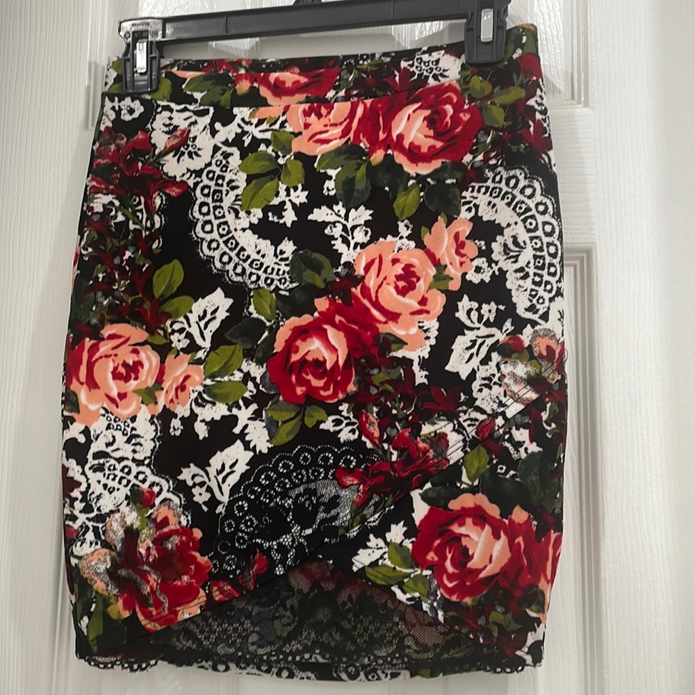 Material Girl floral skirt with lace detail size small new with tags NWT